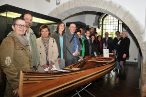 Foto di gruppo con i vincitori, Palombella, Pollastrelli, Melaragni e Arena accanto alla canoa di Cristiano Monzillo