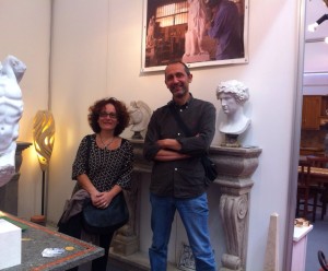 Luigia Melaragni a Moa Casa con l'artigiano Roberto Todini