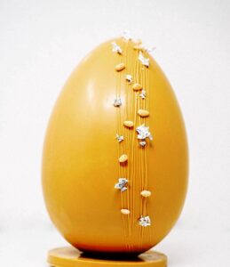 Pasticceria Isanti, l'uovo realizzato da Monia Achille al gusto di torna della nonna
